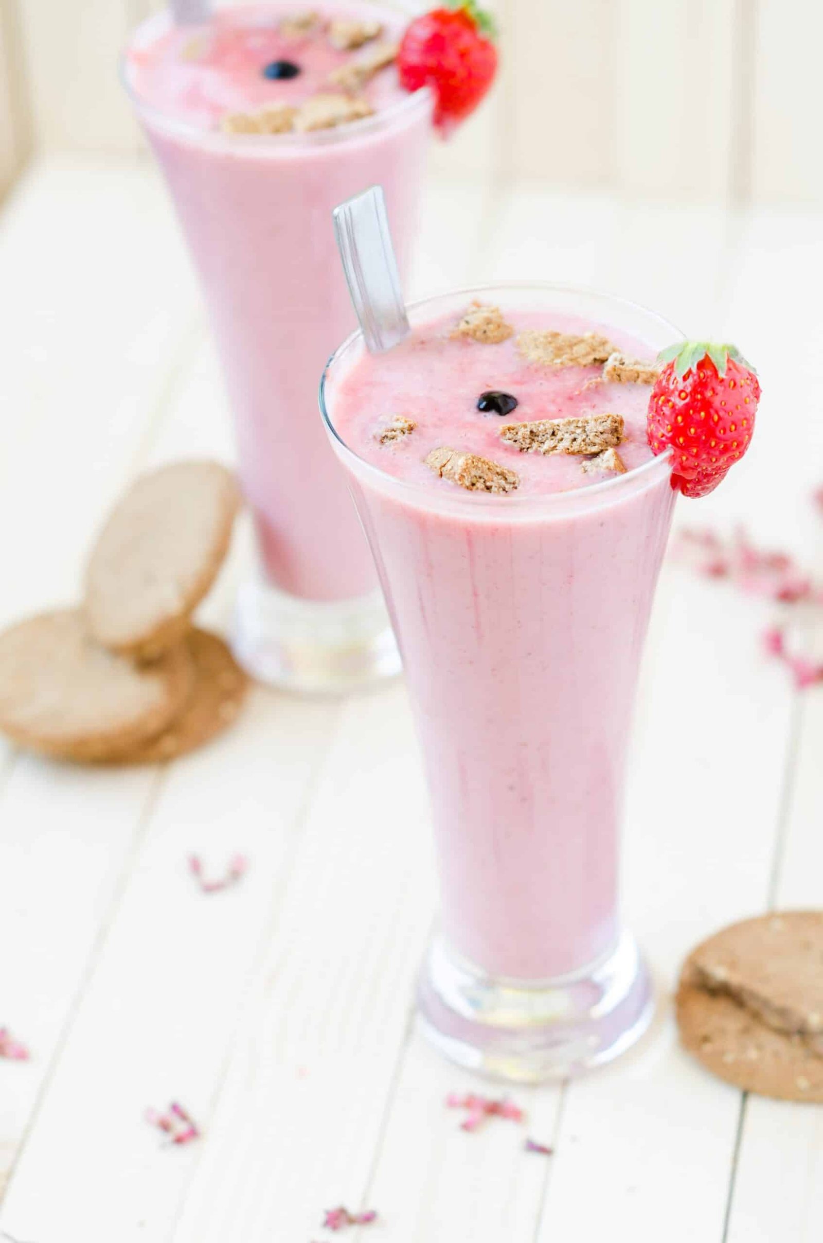 Strawberry Ginger Snap Smoothie: A Fusion of Flavors 1 pexels alexander mils 2045362 scaled 1